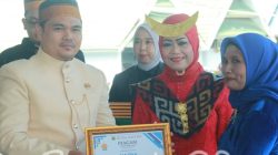 Ketua Komisi III DPRD Majene Jasman Serahkan Piagam Penghargaan pada Peringatan Harganas Ke-33, Apresiasi Pengabdian Membangun Ketahanan Keluarga