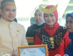 Ketua Komisi III DPRD Majene Jasman Serahkan Piagam Penghargaan pada Peringatan Harganas Ke-33, Apresiasi Pengabdian Membangun Ketahanan Keluarga
